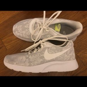 Nike Tanjun Size 6